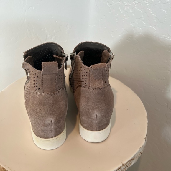 Steve Madden Taupe Wedge leather Sneakers. Women’s size 8.5. Zippers-great cond. - Picture 5 of 7